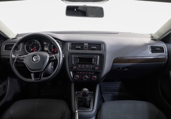 Подержанный автомобиль Volkswagen Jetta Sedan 2015 года (8 фото)