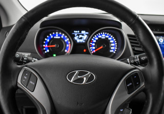 Подержанный автомобиль Hyundai Elantra Sedan 2015 года (18 фото)