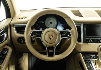 Подержанный автомобиль Porsche Macan 2014 года (23 фото)