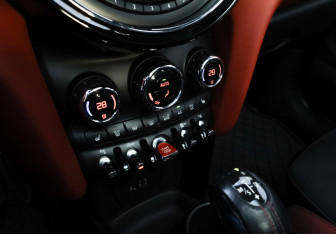 Подержанный автомобиль MINI Hatch 2016 года (11 фото)