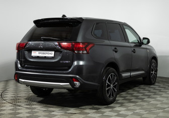 Подержанный автомобиль Mitsubishi Outlander 2015 года (5 фото)