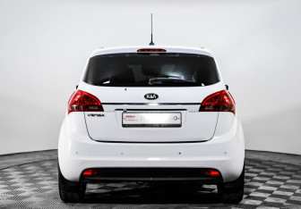 Подержанный автомобиль Kia Venga 2015 года (6 фото)