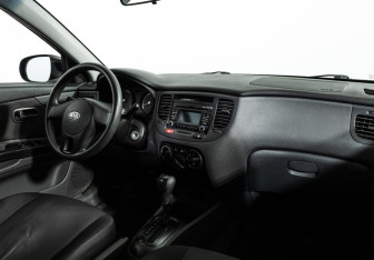 Подержанный автомобиль Kia Rio Sedan 2010 года (9 фото)