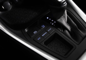 Подержанный автомобиль Toyota Land Cruiser Suv 2011 года (15 фото)