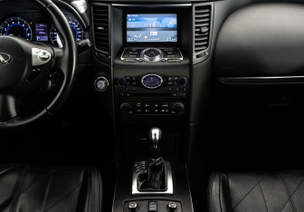 Подержанный автомобиль Infiniti QX70 2013 года (14 фото)
