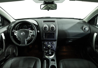 Подержанный автомобиль Nissan Qashqai 2010 года (13 фото)
