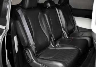 Подержанный автомобиль Kia Carnival 2023 года (19 фото)