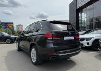 Подержанный автомобиль BMW X5 2013 года (7 фото)