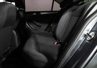 Подержанный автомобиль Volkswagen Jetta Sedan 2011 года (10 фото)