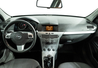 Подержанный автомобиль Opel Astra Hatchback 2010 года (13 фото)