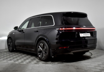 Подержанный автомобиль LiXiang L9 2023 года (7 фото)