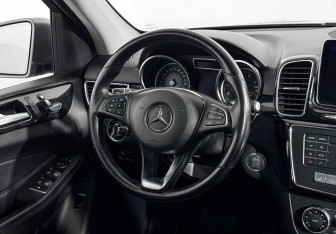 Подержанный автомобиль Mercedes-Benz GLE 2015 года (15 фото)