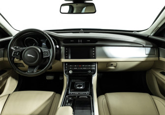 Подержанный автомобиль Jaguar XF Sedan 2016 года (13 фото)