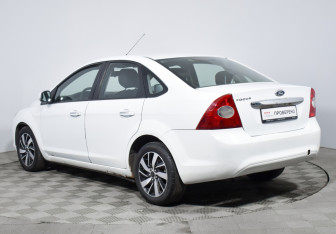 Подержанный автомобиль Ford Focus Sedan 2011 года (7 фото)
