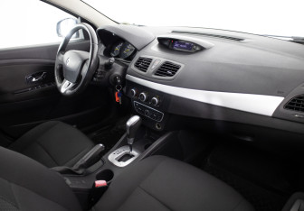 Подержанный автомобиль Renault Fluence 2012 года (17 фото)