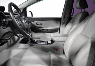 Подержанный автомобиль Kia Carnival 2019 года (11 фото)