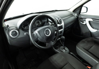 Подержанный автомобиль Renault Sandero 2014 года (11 фото)