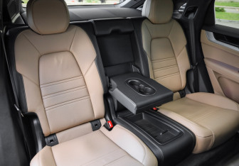 Подержанный автомобиль Porsche Cayenne 2025 года (32 фото)