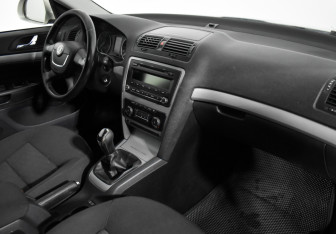 Подержанный автомобиль Skoda Octavia Liftback 2012 года (13 фото)