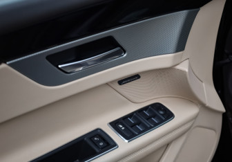 Подержанный автомобиль Jaguar XF Sedan 2018 года (14 фото)