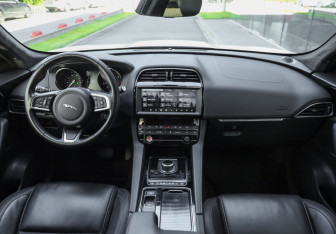 Подержанный автомобиль Jaguar F-Pace 2020 года (14 фото)