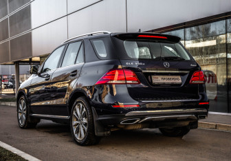 Подержанный автомобиль Mercedes-Benz GLE 2015 года (7 фото)