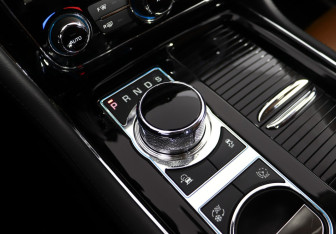 Подержанный автомобиль Jaguar XJ 2016 года (57 фото)