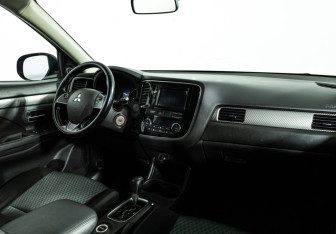 Подержанный автомобиль Mitsubishi Outlander 2015 года (9 фото)