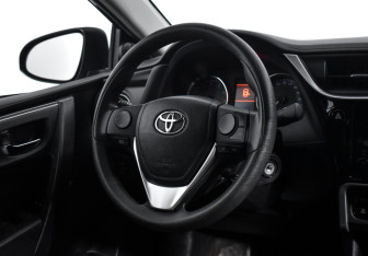 Подержанный автомобиль Toyota Corolla Sedan 2019 года (16 фото)