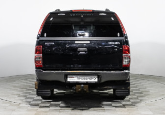 Подержанный автомобиль Toyota Hilux 2014 года (6 фото)
