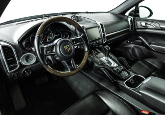 Подержанный автомобиль Porsche Cayenne 2015 года (11 фото)