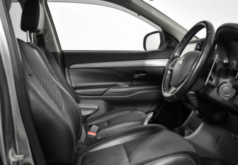 Подержанный автомобиль Mitsubishi Outlander 2013 года (15 фото)