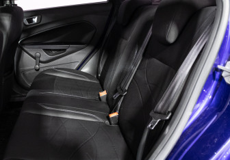 Подержанный автомобиль Ford Fiesta Sedan 2015 года (10 фото)