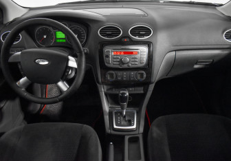 Подержанный автомобиль Ford Focus Hatchback 2006 года (13 фото)