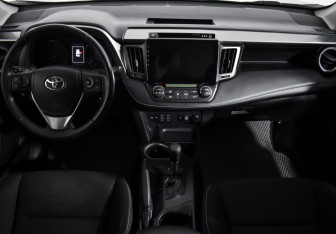 Подержанный автомобиль Toyota RAV4 2018 года (15 фото)