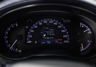 Подержанный автомобиль Toyota C-HR 2024 года (13 фото)
