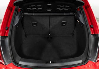 Подержанный автомобиль Volkswagen Beetle Hatchback 2013 года (18 фото)