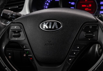 Подержанный автомобиль Kia Ceed Hatchback 2016 года (11 фото)