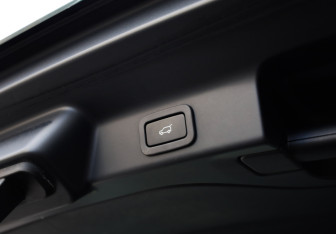 Подержанный автомобиль Jaguar F-Pace 2017 года (36 фото)