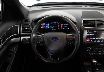 Подержанный автомобиль Ford Explorer 2017 года (10 фото)