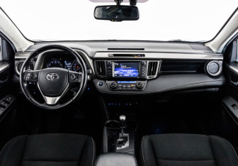 Подержанный автомобиль Toyota RAV4 2019 года (10 фото)