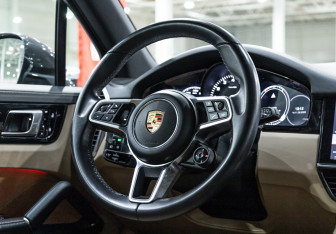 Подержанный автомобиль Porsche Cayenne 2020 года (19 фото)