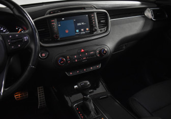 Подержанный автомобиль Kia Sorento 2016 года (24 фото)