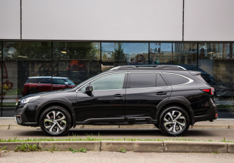 Подержанный автомобиль Subaru Outback Wagon 2022 года (9 фото)
