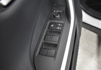 Подержанный автомобиль Toyota RAV4 2025 года (20 фото)