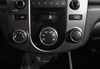 Подержанный автомобиль Kia Cerato Sedan 2010 года (15 фото)