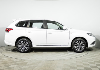 Подержанный автомобиль Mitsubishi Outlander 2022 года (4 фото)