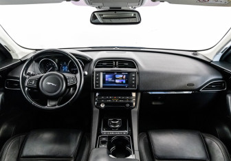 Подержанный автомобиль Jaguar F-Pace 2017 года (11 фото)