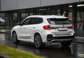 Подержанный автомобиль BMW X1 2024 года (8 фото)
