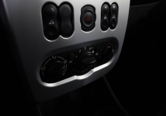 Подержанный автомобиль Renault Logan Sedan 2012 года (12 фото)